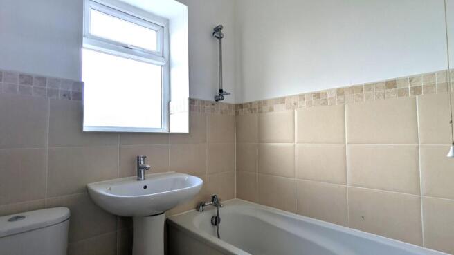 2 bed Terraced to rent Image 6