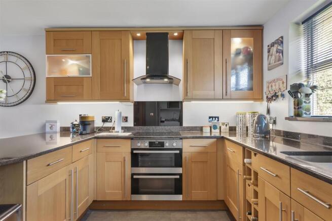 6 bed Detached for sale Image 12