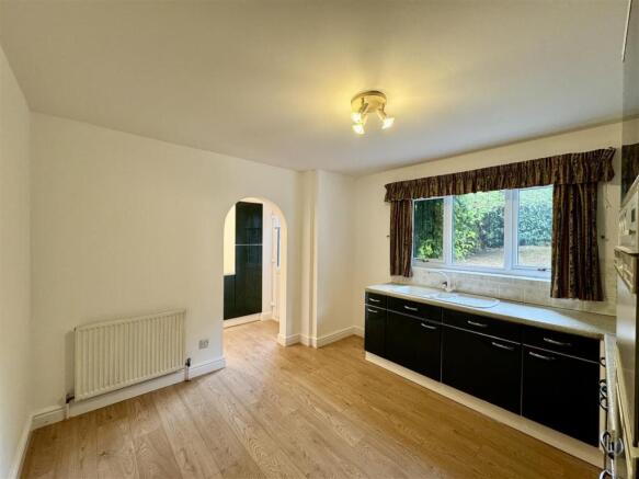 4 bed Detached for sale Image 9