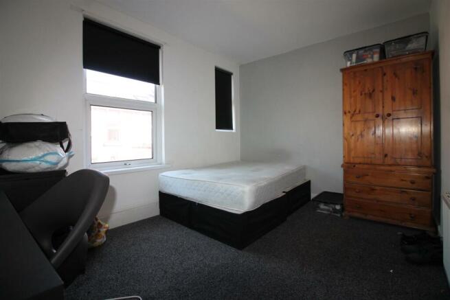 6 bed House to rent Image 5