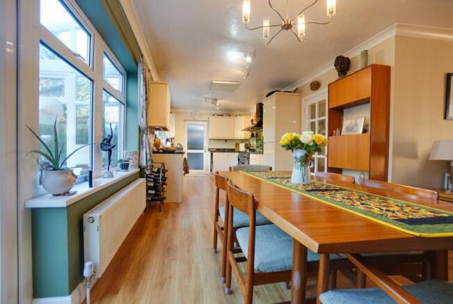 L-Shaped Living Room, Dining Room, Fitted Kitchen