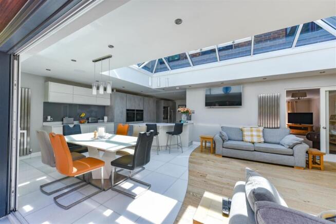 KITCHEN/BREAKFAST/SITTING ROOM