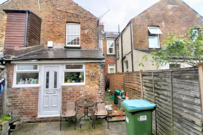 Own entrance through private garden
