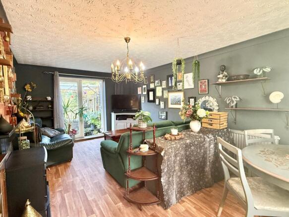 LOUNGE/DINING ROOM