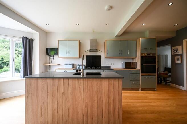 5 bed Detached for sale Image 2