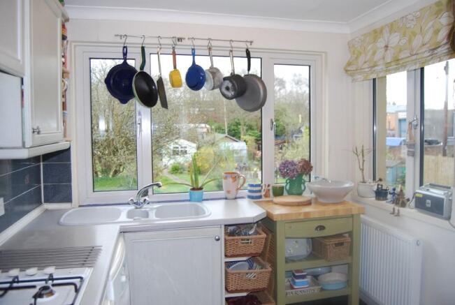 FITTED KITCHEN