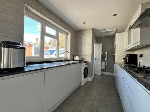 5 bed Semi-Detached for sale Image 8