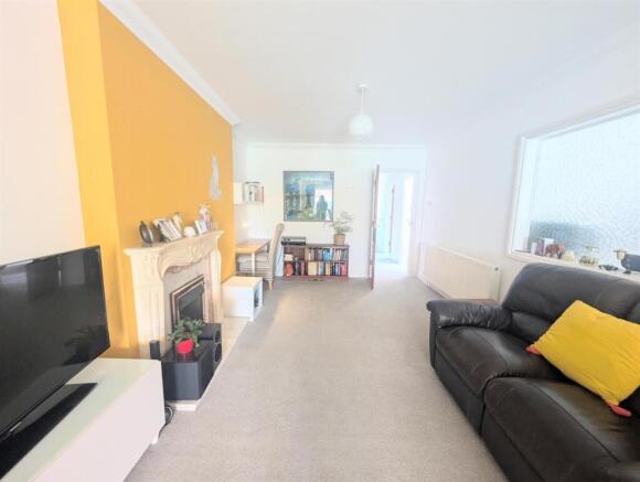 LOUNGE/DINNG ROOM