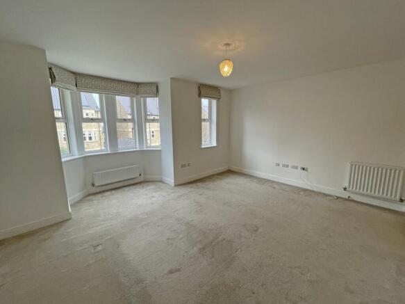 4 bed House to rent Image 4