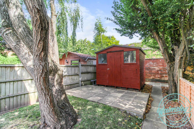 Rear of garden & shed on hardstanding