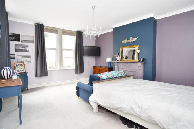 6 bed House for sale Image 12
