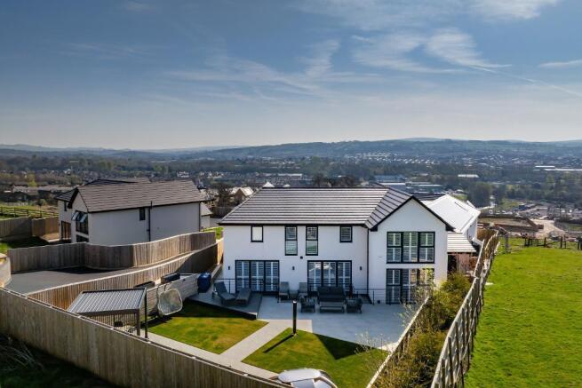 6 bed Detached for sale Image 5