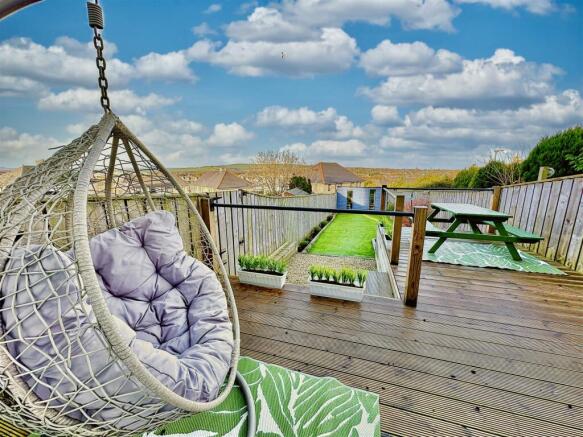 19_Back_Garden_Decking_Summer_House.jpg
