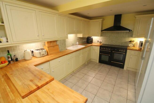 Kitchen2.JPG