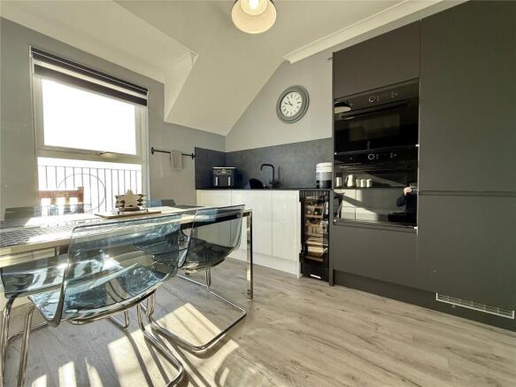 3 bed Apartment for sale Image 5