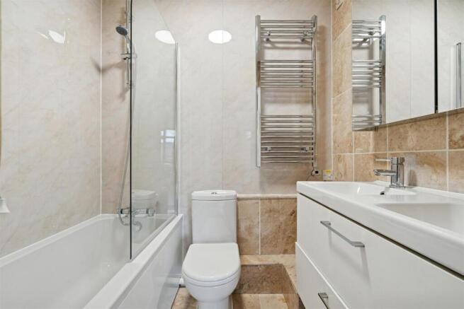 4 Bridge Court 20 Southey Road SW19 bathroom.jpg