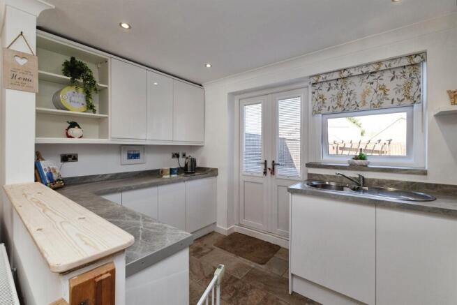 2 bed Semi-Detached for sale Image 7