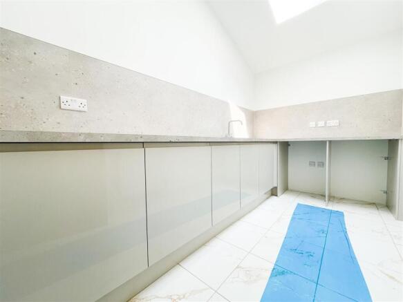 4 bed Semi-Detached to rent Image 9