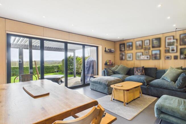 CAM03259G0-PR0252-STILL025