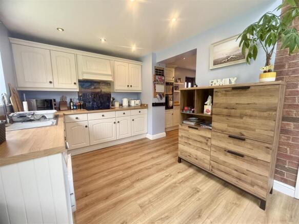 3 bed Detached for sale Image 8