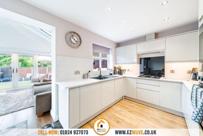 4 bed Detached for sale Image 7