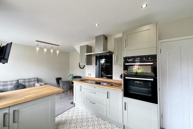 4 bed Semi-Detached for sale Image 8