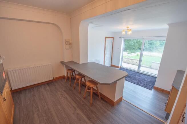 4 bed Semi-Detached to rent Image 5