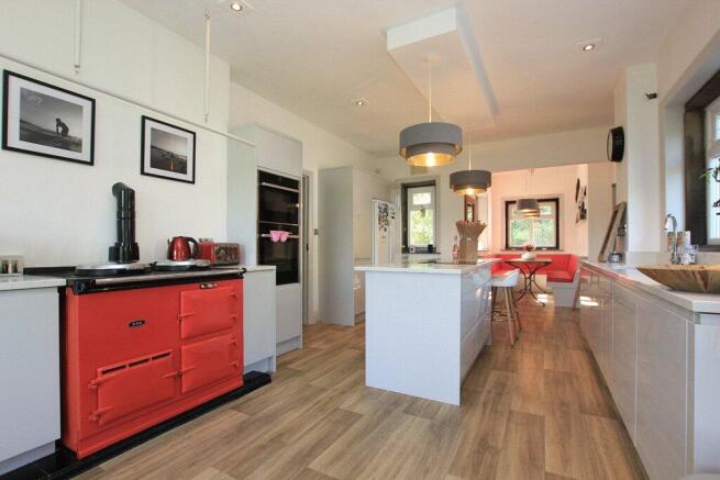 5 bed Detached for sale Image 6