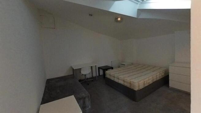 Bright double bedroom with study desk...