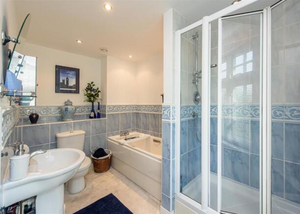 37 Sparrows Nest-bed1 ensuite.jpg