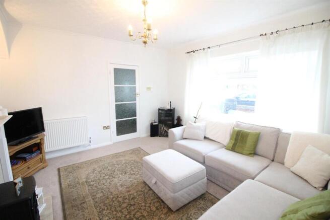 14 Pendle Cres-Lounge2.JPG