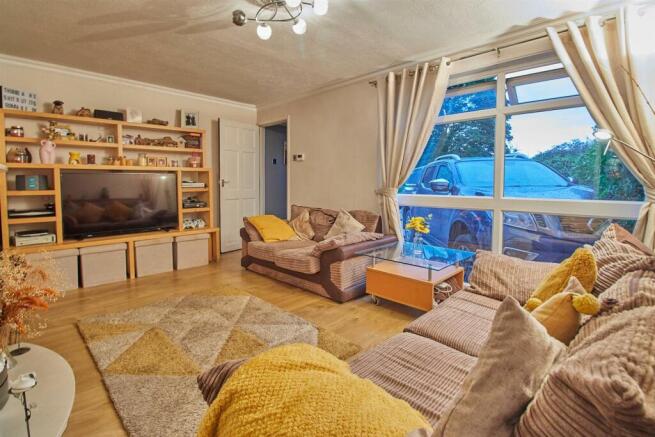 FRONT LOUNGE