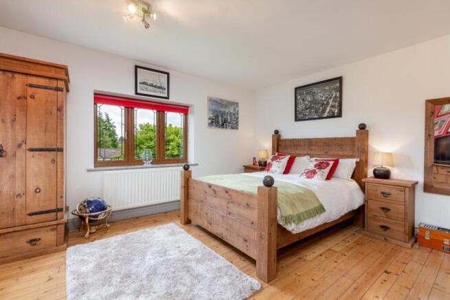 4 bed Detached for sale Image 11