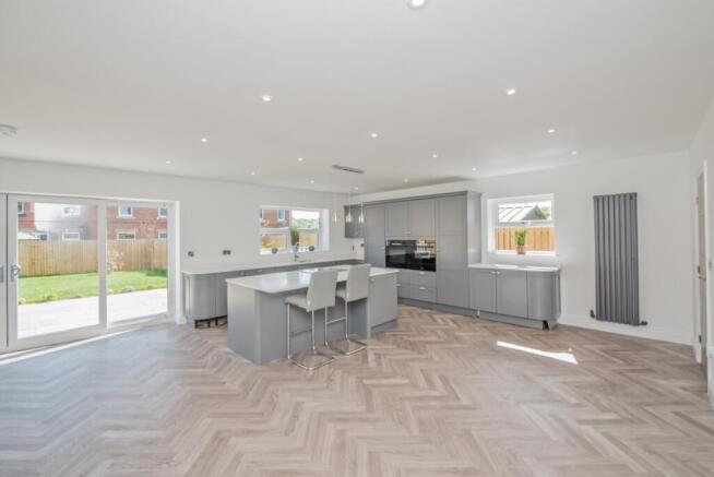 5 bed Detached for sale Image 4