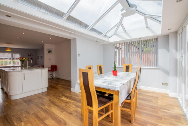 4 bed Bungalow for sale Image 9