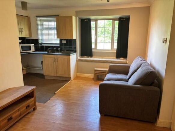 33 St Peters Close - living area.jpg