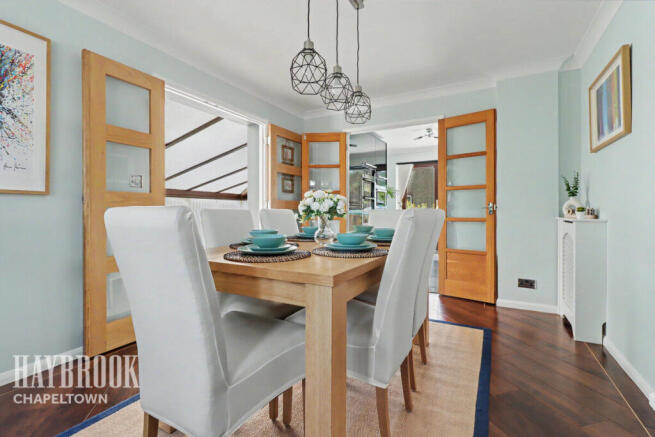 5 bed Detached for sale Image 10