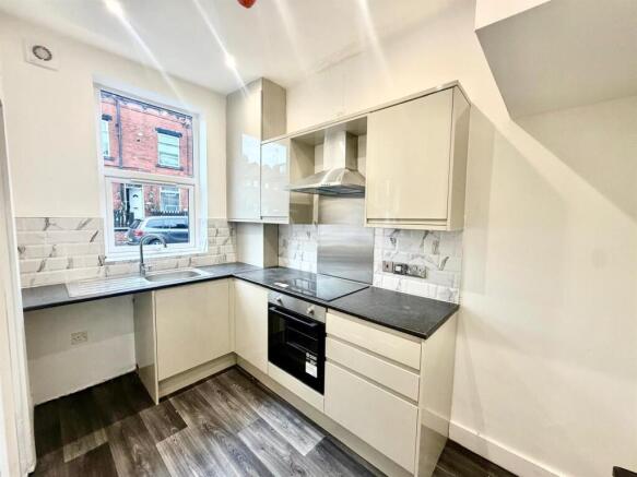 Modern Fitted Dining Kitchen: