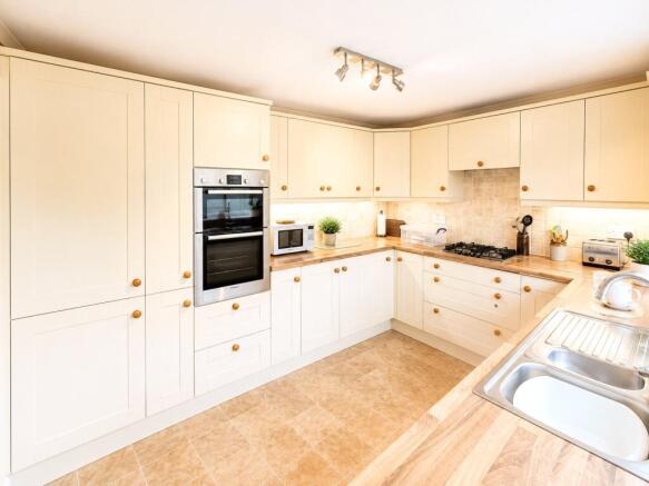 4 bed Bungalow for sale Image 5