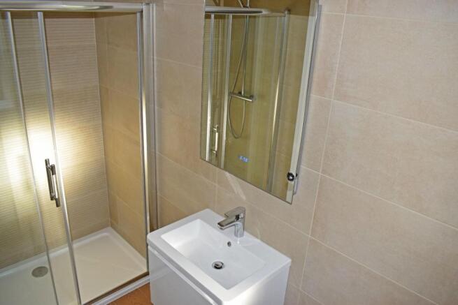 P3 57a Twatling Road, bed 2 ensuite.jpg