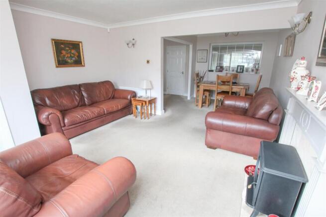 OPEN PLAN LOUNGE/DINING ROOM