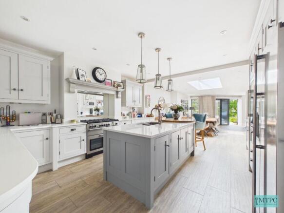 4 bed Semi-Detached to rent Image 10