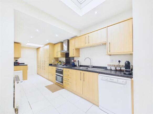 5 bed Semi-Detached for sale Image 6