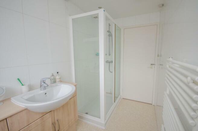 Shower room pic 2.jpg