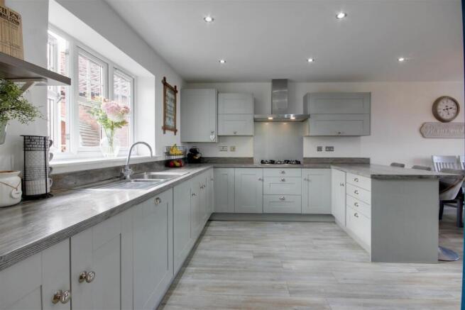 4 bed Detached for sale Image 9