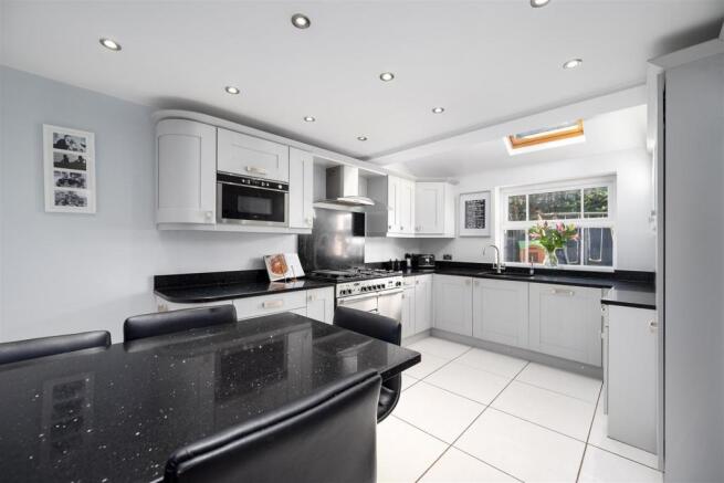4 Kitchen.jpg