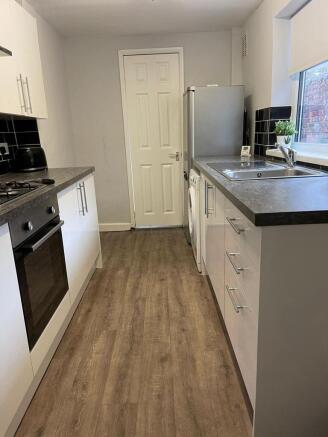 4 bed House to rent Image 5