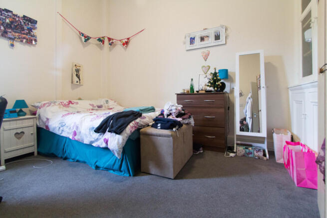 4 bed House to rent Image 5
