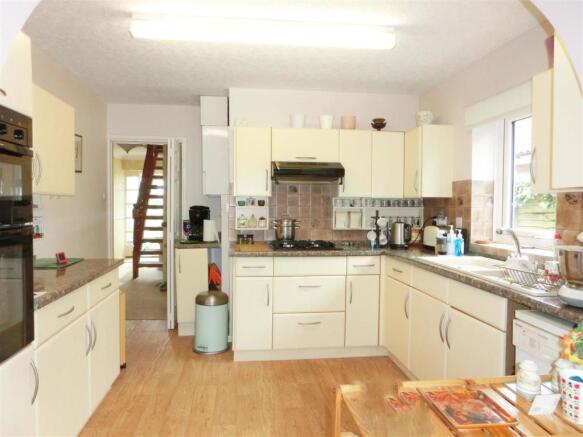 Chantry Close 18 kitchen.jpg