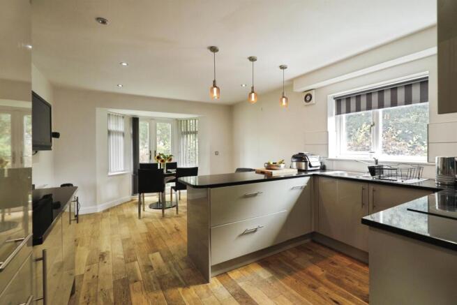 4 bed Detached for sale Image 6